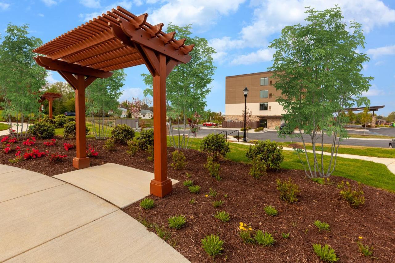 Holiday Inn Express & Suites Brunswick-Harpers Ferry Area By Ihg Exterior photo